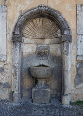 Muro de piedra con fuente antigua en Spoleto, Italia, verano de 2019