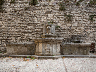 Muro de piedra con fuente en Spoleto, Italia, verano de 2019