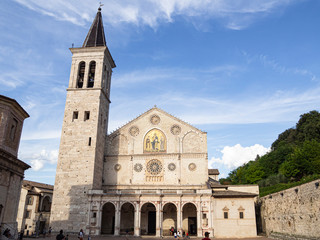Fototapeta na wymiar Fachada de la Catedral de Spoleto , de estilo románico, dedicada a la Asunción de la Virgen María , verano de 2019