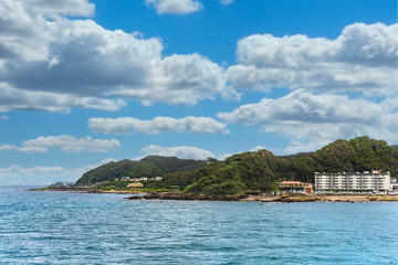 Coast of the Kanaya Marina in Futtsu city along the Uraga Channel with the cliffs of the Bōsō Peninsula .