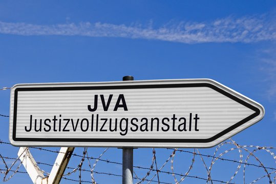 Wegweiser JVA, Justizvollzugsanstalt, (Symbolbild)