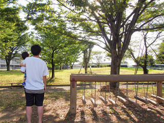 近くの公園で遊ぶ日本人の父と息子
