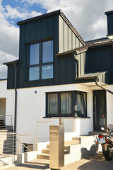 Stehfalz-Metall-Fassadenverkleidung des Dachgeschosses an einem modernen Einfamilienhaus