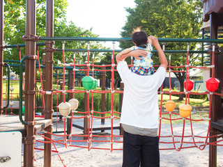 近くの公園の遊具で遊ぶ日本人の家族