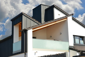 Stehfalz-Metall-Fassadenverkleidung des Dachgeschosses an einem modernen Einfamilienhaus