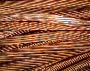 Nahaufnahme von schälten Kupferkabeln die wieder eingeschmolzen werden sollen.
