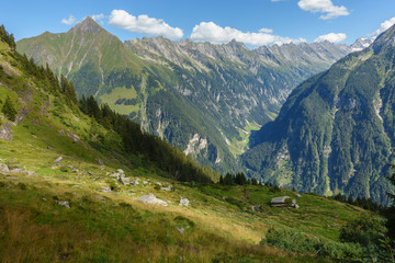 Fototapeta na wymiar Berglandschaft im Zillertal in Tirol Österreich