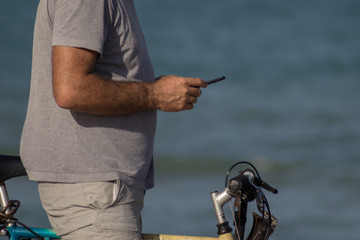 Hombre en una bicicleta con un teléfono móvil