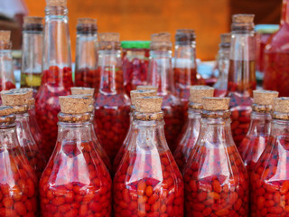 Pimenta vermelha em conserva na feira de rua