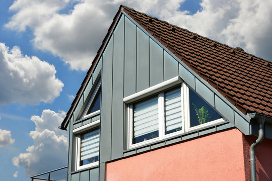 Stehfalz-Metall-Fassadenverkleidung des Dachgeschosses an einem modernen Einfamilienhaus