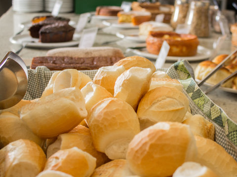 Mesa caf&eacute; da manh&atilde; de hotel com p&atilde;o, bolo de chocolate, bolo de fub&aacute;