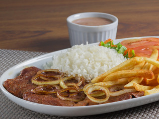Comida de hotel - bife acebolado com arroz, feijão, salada de tomate, alface e cenoura