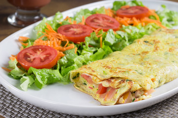 Comida de hotel - omelete com salada de alface, tomate e cenoura