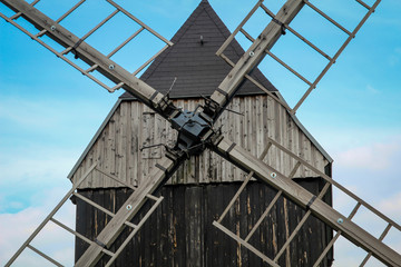 Blick, Details auf eine gut erhaltene alte Bockwindmühle.
