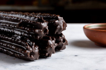 Churros bañados en chocolate