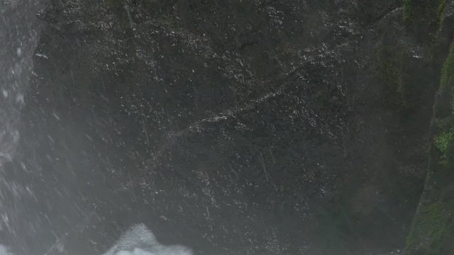 滝の水飛沫が降りかかる苔と草のある風景
