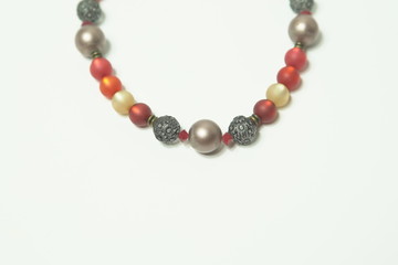 elegante Vintage Halskette auf weißem Grund 