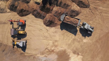 Bagger, Planierraupe, Walze und Traktor mit Kipper auf einer Erdbau Baustelle, Luftbild
