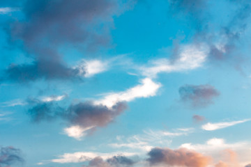 Cielo azul un poco nublado