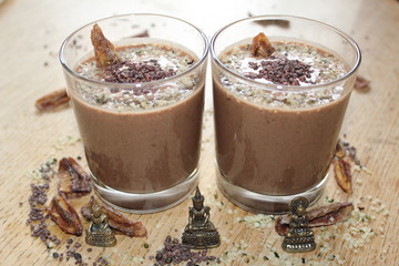 Schoko-Hanf-Smoothie seitlich