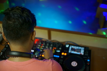DJ tocando en la fiesta sin audifonos