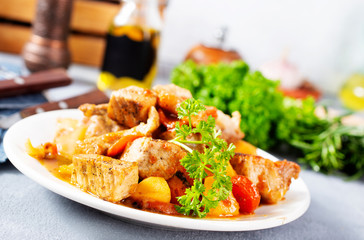 fried meat with vegetbales