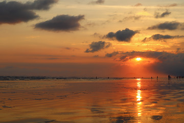 Fototapeta na wymiar Linda paisagem de por do sol em litoral brasileiro. Cores quentes e vibrantes. 
