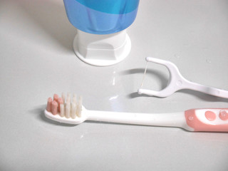 歯ブラシ　歯磨き粉　フロス