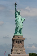 Obraz na płótnie Canvas Statue of liberty seen from the hudson river