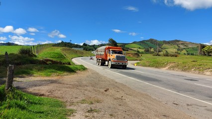 CAMION POR CARRETERAS COLOMBIANAS