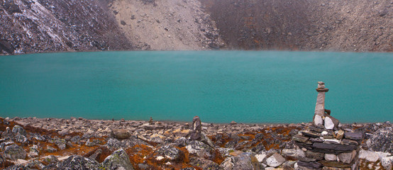 Landschap met Gokyo-meer met verbazend blauw water, Nepal