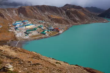 Fototapete Cho Oyu Landscape with Gokyo lake with amazing blue water, Nepal