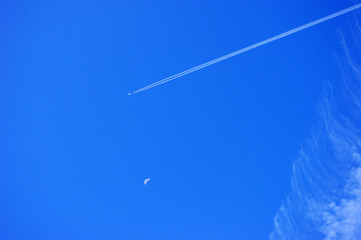 ひこうき雲と月