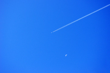 ひこうき雲と月