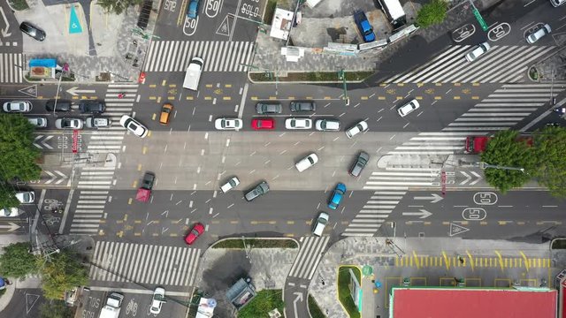 Vista a&eacute;rea cenital de los autom&oacute;viles circulando en el cruce de Av. Insurgentes Sur y Av. Yucatan en la Ciudad de M&eacute;xico.