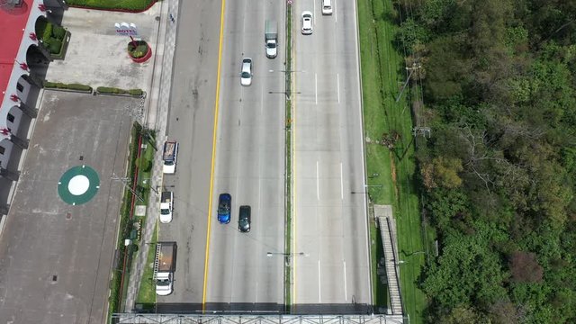 Sobre la carretera M&eacute;xico - Toluca con el drone levantando lentamente la c&aacute;mara para revelar el skyline de la Ciudad de M&eacute;xico