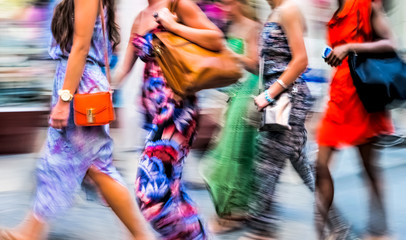 Obraz na płótnie Canvas people shopping in the city