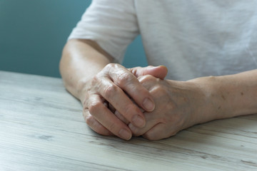 Hands expressing the elderly who are thinking. 考えている高齢者を表現する手