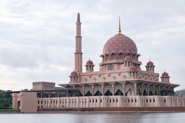 Fototapeta na wymiar マレーシアのプトラモスク外観