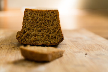 Viereckiges Brot angeschnitten.