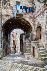 Fototapeta na wymiar pictorial old streets of Italian villages inm Scanno