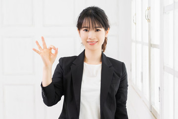OKのジェスチャーをする若い女性