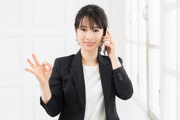 スマホを使う若い女性
