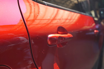 Reflets lumineux sur carrosserie voiture rouge