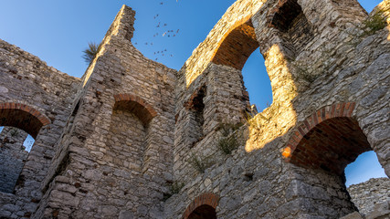 ruiny zamku leżącego na Jurze Krakowsko-Częstochowskiej, wybudowanego w systemie tzw. Orlich...
