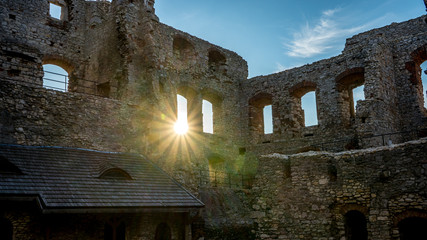 ruiny zamku leżącego na Jurze Krakowsko-Częstochowskiej, wybudowanego w systemie tzw. Orlich...