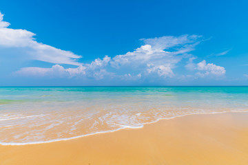 Fototapeta na wymiar Serenity white snad sea wave beach against blue sky with cloud