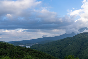 夏の車山高原から白樺湖を望む