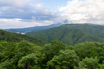 夏の車山高原から白樺湖を望む