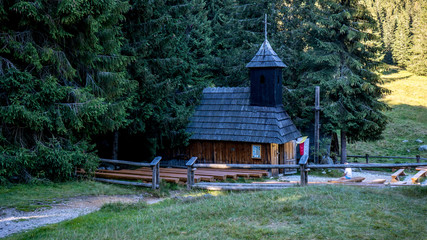 drewniany kościół w Tatrach na Polanie Chochołowskiej, Polska